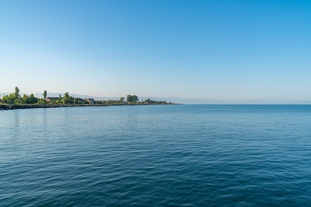 Costa del Mar Negro en la ciudad de Poti, Georgia