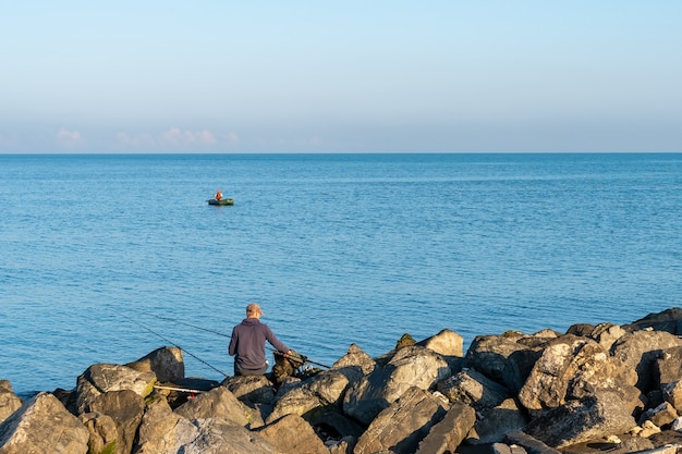 Costa del Mar Negro en la ciudad de Poti, pescador en el barco. Georgia