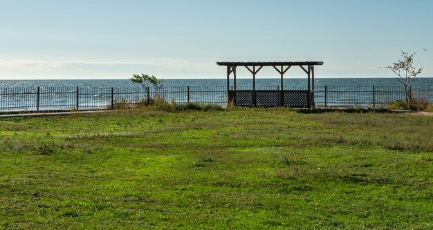 Costa del Mar Negro del resort village Morskoe, región de Odessa, Ucrania, en un soleado día de primavera