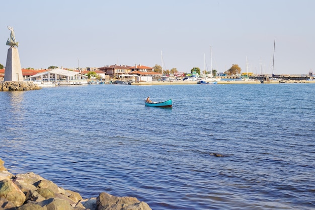 Costa del mar de Nessebar con grandes olas