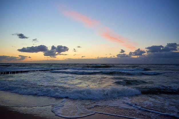 Costa del mar con olas del mar Báltico contra el espectacular cielo nublado al atardecer paisaje natural panorámico