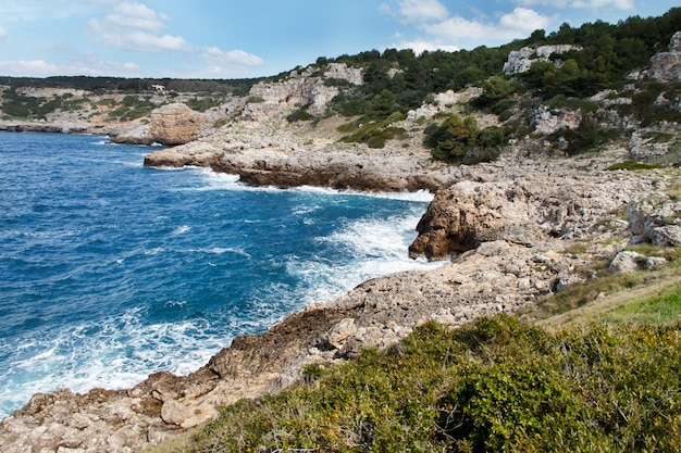 Costa del mar en el Parque Nacional de Porto Selaggio, Puglia, Italia