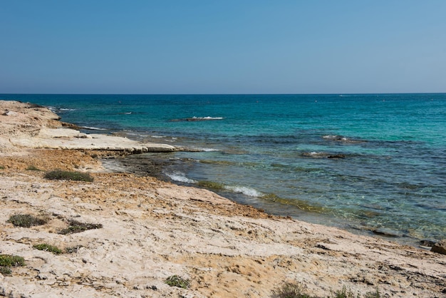 Costa del mar rocoso en Chipre