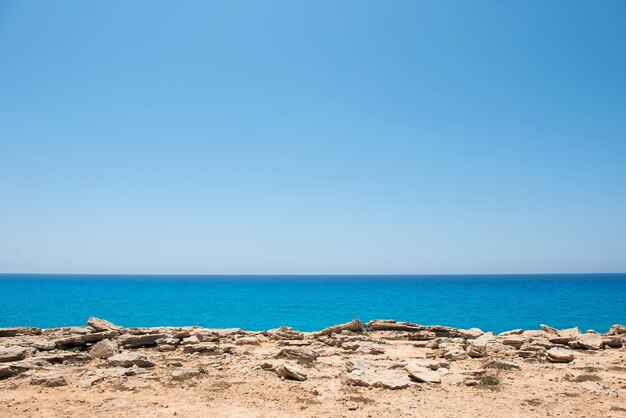 Costa del mar rocoso en Chipre