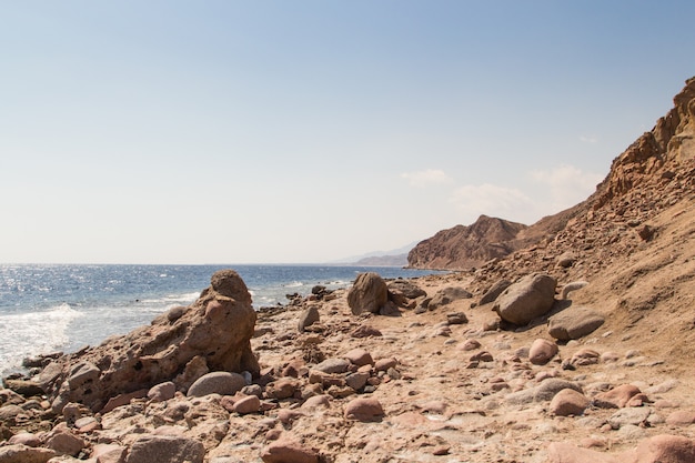 La costa del Mar Rojo y las montañas en el fondo. Egipto, la península del Sinaí.