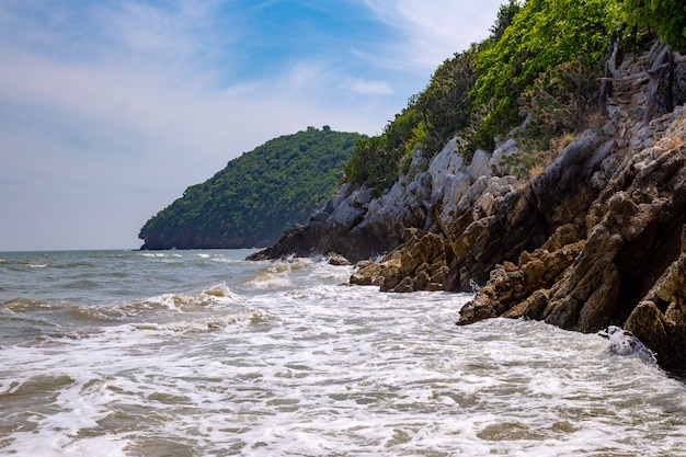 La costa del mar tiene viento y olas en Tailandia.