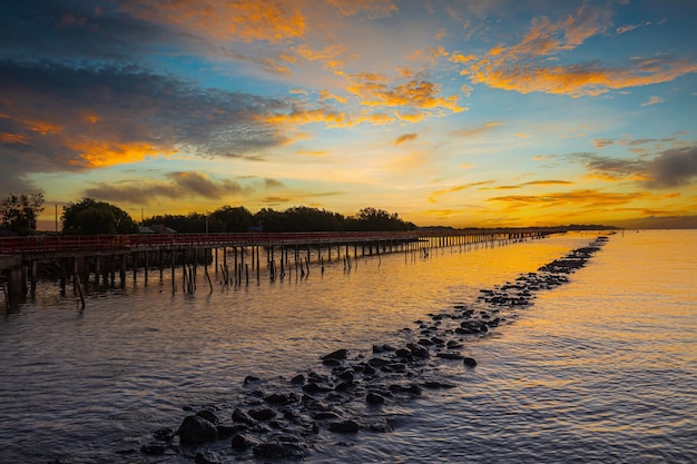 costa marina y puente de madera, Vista de puentes de madera y costa al amanecer, Puente de madera en el mar