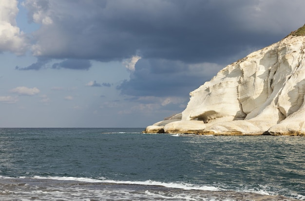 Costa mediterrânea com rocha branca