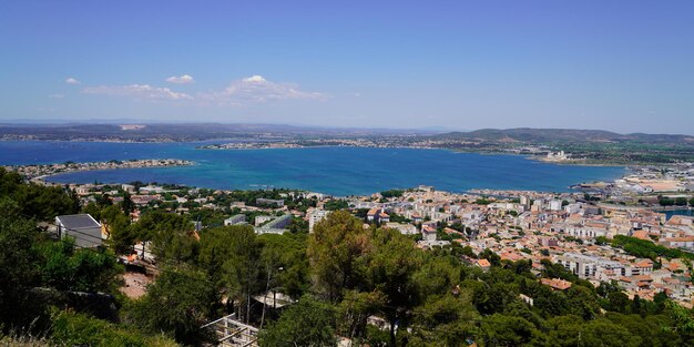 Costa mediterránea francesa de la ciudad de Sete en panorama aéreo de la vista superior