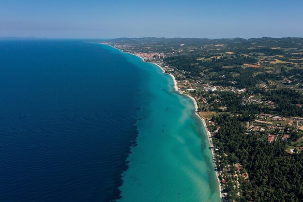 Costa mediterránea con largas playas bosques pueblos y aldeas Halkidiki Grecia