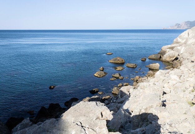 Foto costa de la montaña de la bahía del mar en un día soleado