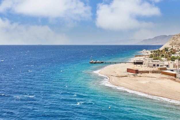 Costa con montañas y hoteles a lo largo del Mar Rojo en Eilat.