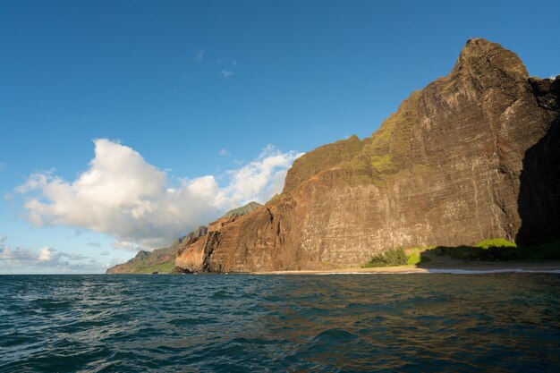 Costa de Na Pali tomada de un crucero al atardecer a lo largo de la costa de Kauai