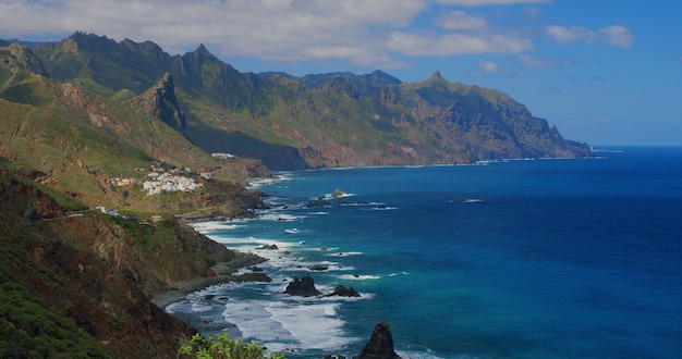 Costa norte de Tenerife Islas Canarias Vista espectacular de la costa rocosa y la playa de Almaciga en Tenerife Las Canarias España Primavera Paisaje verde día soleado