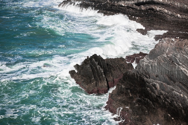 Costa occidental del océano de Portugal. Acantilado y surf