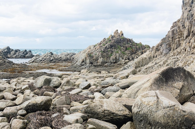 costa oceânica com rochas de basalto colunar, Cabo Stolbchaty na ilha de Kunashir