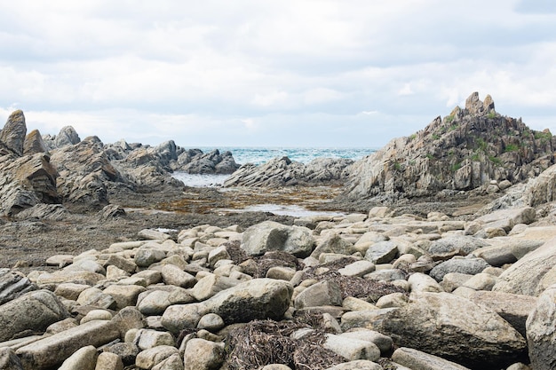 Costa oceânica com rochas de basalto colunar Cape Stolbchaty na ilha de Kunashir