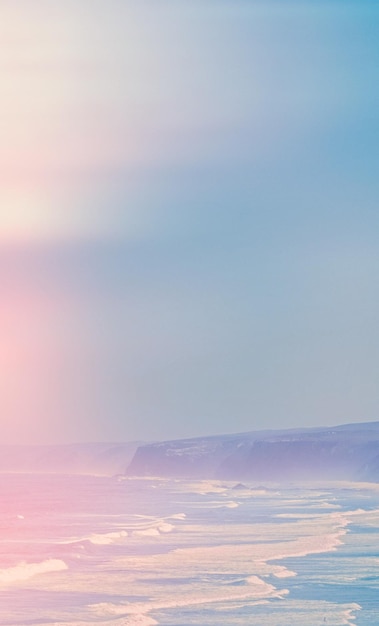 Costa oceánica de ensueño en verano