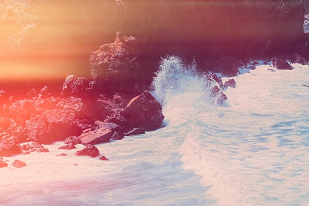 Costa oceánica de ensueño en verano