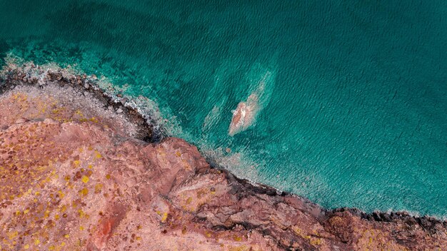 Costa del océano Atlántico acantilado rojo olas de espuma de mar en la isla de Madeira, Portugal foto aérea drone