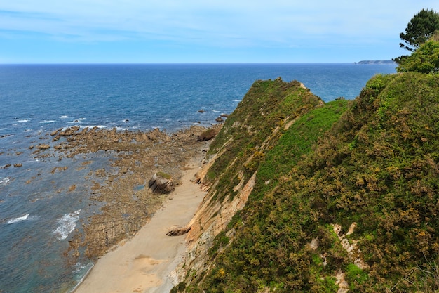 Costa del océano Atlántico de verano con playa de Churin y formaciones rocosas. Vista desde el promontorio de Regalina, Cadavedo, Asturias, España.