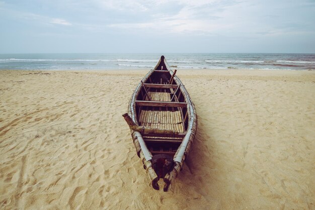 Costa del océano y un barco tropical en la orilla.