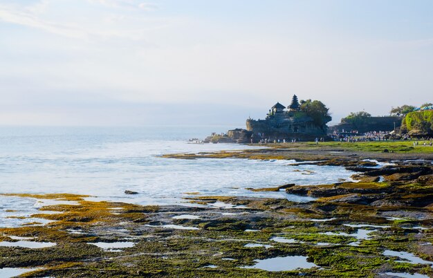 Costa del océano cerca del templo de Tanah Lot, Bali, Indonesia