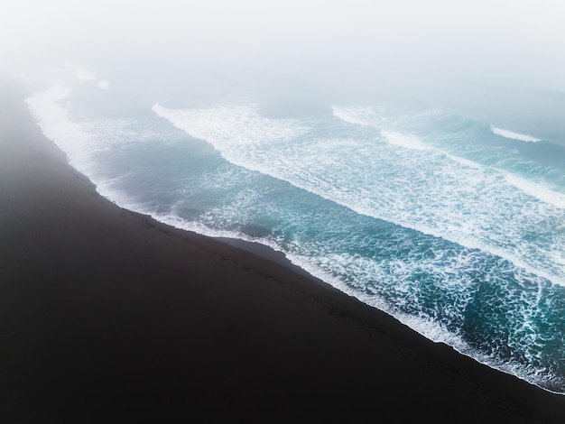 Costa del océano Pacífico con arena volcánica negra en Kamchatka Rusia