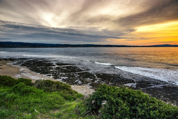 La costa del Océano Pacífico en la ciudad de Monterey en California