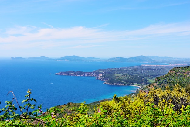 Costa oeste de Cerdeña vista desde arriba Italia