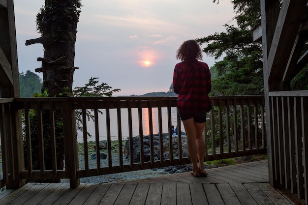 Costa del Pacífico desde un mirador de madera Mujer de pie