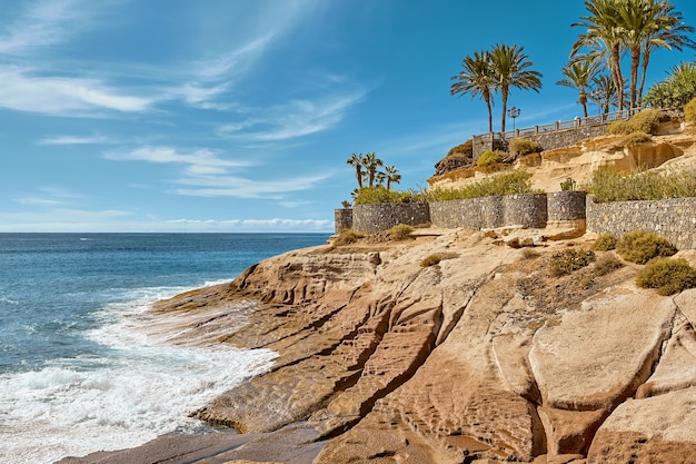 Costa del paisaje de una isla tropical en el océano en un día de verano