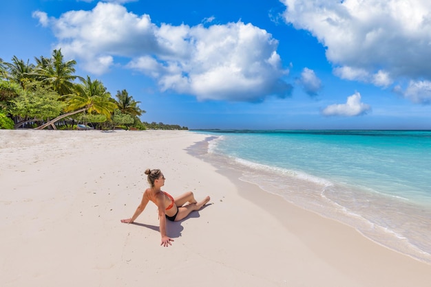 Foto costa del paraíso, hermosa isla vista al mar mujer sexy ocio playa de arena libertad, vida relajante