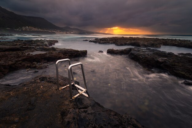 Costa desde la parte norte de la isla de Tenerife junto a Punta Hidalgo, Islas Canarias, España.