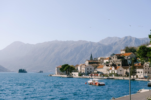 Costa de perast con montañas en el fondo montenegro