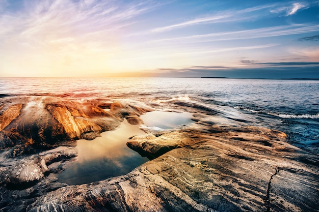 Costa de piedra del lago Ladoga al atardecer