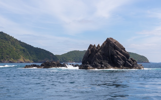 Costa de piedra de la montaña y vista al mar en crucero en yate en Phuket, Tailandia