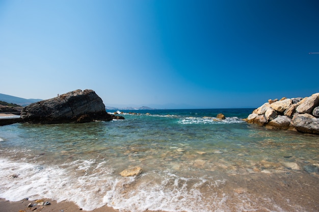 Costa con piedras. Interrupciones de agua a través de las piedras