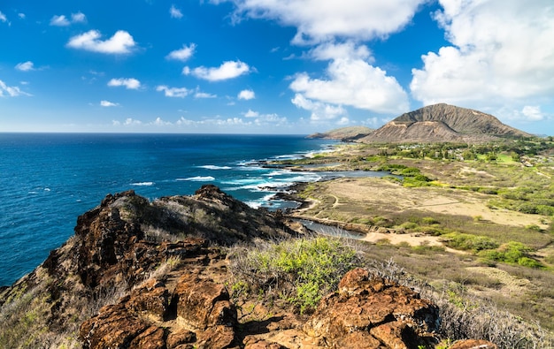 La costa pintoresca del estado de Kaiwi en la isla de Oahu en Hawai, Estados Unidos