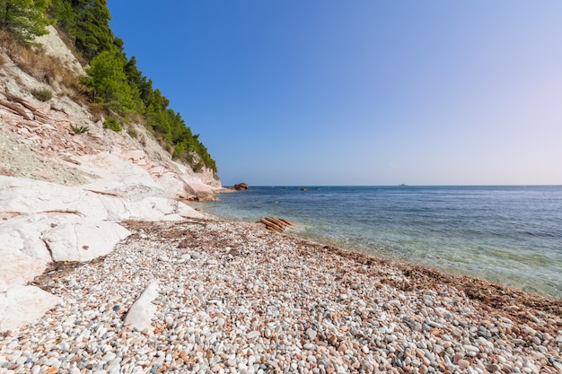 Costa de la playa de Sassi Neri en la riviera del Conero. Sirolo, Italia