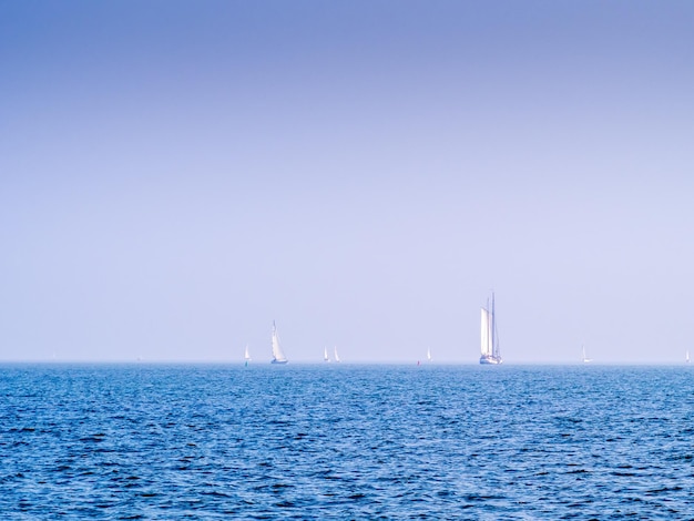 Costa y playa con vista al mar en Volendam, Países Bajos, bajo un cielo azul