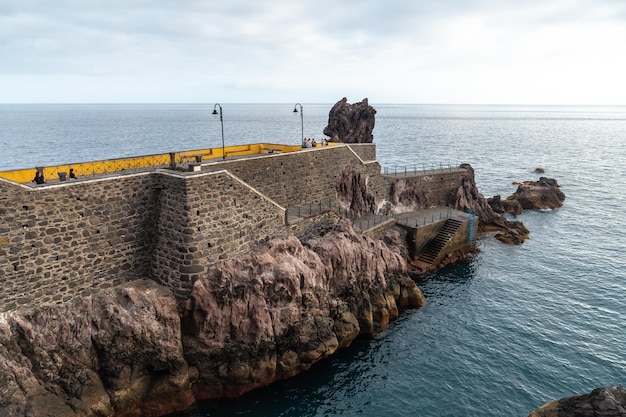 Costa de Ponta do Sol en verano y un paseo marítimo llamado Cais da Madeira Portugal