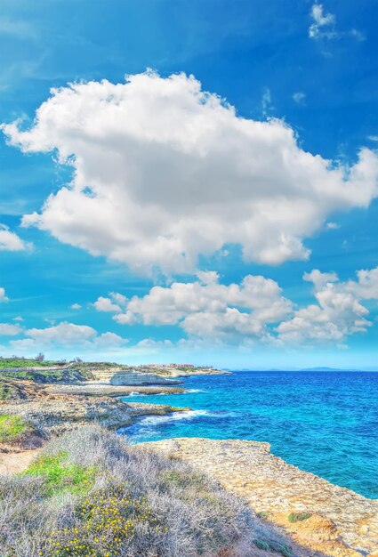 Costa de porto torres bajo una enorme nube