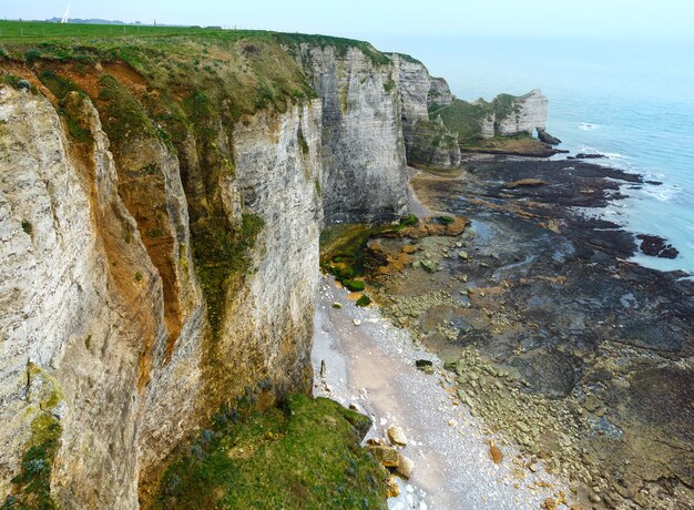 Foto costa de la primavera de etretat, francia. vista desde arriba.