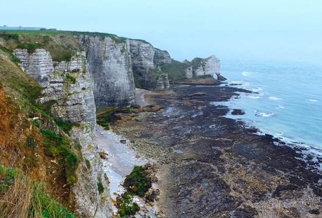 Costa de la primavera de Etretat, Francia. Vista desde arriba.