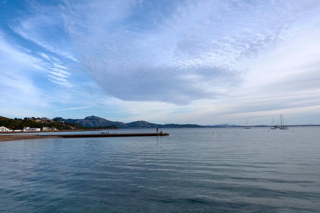 La costa en el puerto de la bahía de Pollenca Puerto Pollensa Mallorca España