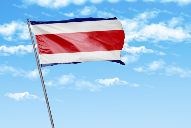 costa_rica bandeira 3D acenando em um céu azul com imagem de fundo de nuvem