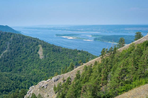 Costa del río Volga, cerca de la ciudad de Zhigulevsk. Montañas Zhiguli. Samarskaya Luka. Verano.