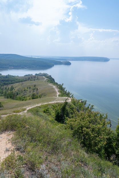 Costa del río Volga, cerca de la ciudad de Zhigulevsk. Montañas Zhiguli. Samarskaya Luka.