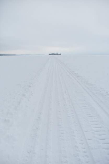 Foto costa del río volga en invierno